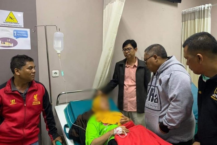 Bupati Sukabumi Marwan Hamami menjenguk korban keracunan warga Nagrak di RSUD Sekarwangi Kecamatan Cibadak, Kabupaten Sukabumi, beberapa waktu lalu sebelum pandemi..