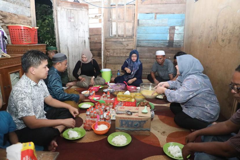 Bupati Sukamta (peci putih) bersama istri dan anak melakukan sahur pertama Ramadhan tahun ini, di rumah warganya yang miskin, di Kelurahan Angsau. Tanah Laut.
