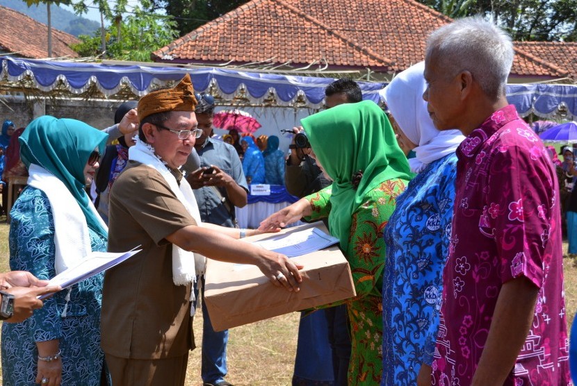 Bupati Sumedang Canangkan Bulan Bakti Gotong Royong