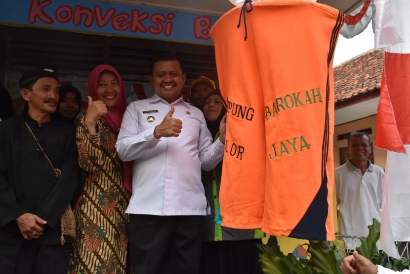 Bupati Sumedang, Donny Ahmad Munir (tengah) meresmikan Kampung Kolor di Desa Nagrak, Kecamatan Buahdua. 