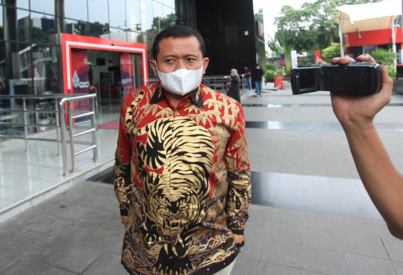 Bupati Sumedang Dony Ahmad Munir berjalan meninggalkan gedung Komisi Pemberantasan Korupsi (KPK) usai pertemuan di Jakarta, Selasa (17/5/2022). Kedatangan Dony Ahmad Munir tersebut berkaitan dengan kegiatan koordinasi dan supervisi (Korsup) pencegahan korupsi. 