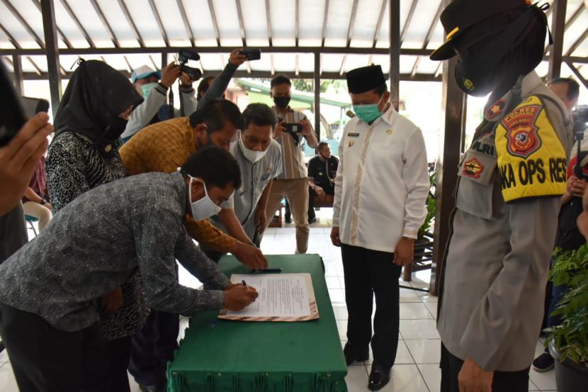 Bupati Sumedang, Dony Ahmad Munir, menyaksikan Deklarasi Damai Pilkades Serentak 2020.