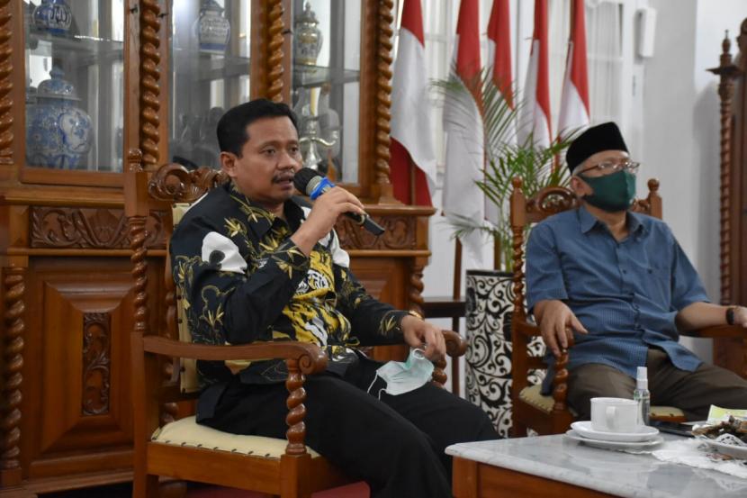 Bupati Sumedang, Dony Ahmad Munir saat menerima panitia Hari Santri 2020. 