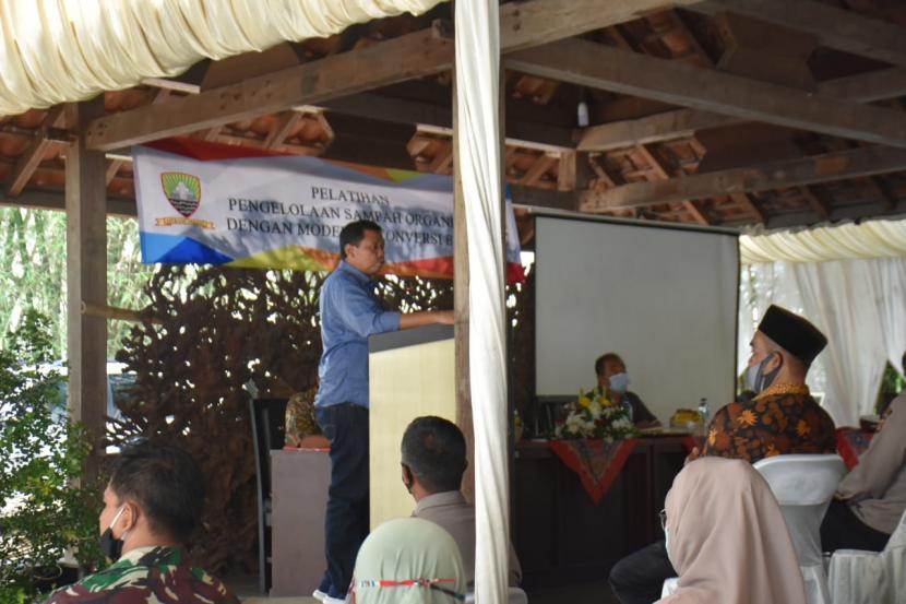 Bupati Sumedang, Dony Ahmad Munir saat menyampaikan sambutan pada kegiatan pelatihan pengelolaan sampah organik hingga bernilai ekonomis.