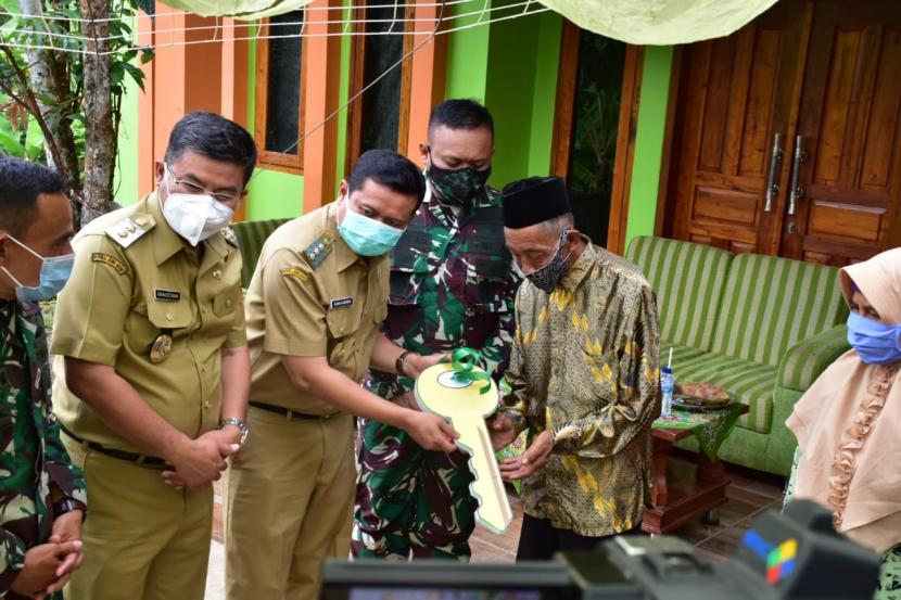 Bupati Sumedang, Dony Ahmad Munir, Wakil Bupati, Erwan Setiawan, dan Dandim 0610 Sumedang Letkol Inf Zaenal Mustofa saat meresmikan rutilahu. 