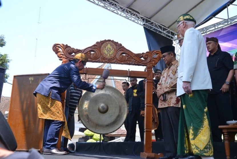Bupati Sumedang Eka Setiawan memukul gong menandai pembukaan acara Haul ke-135 Pangeran Sugih di Alun-Alun Sumedang, Sabtu (16/9). 