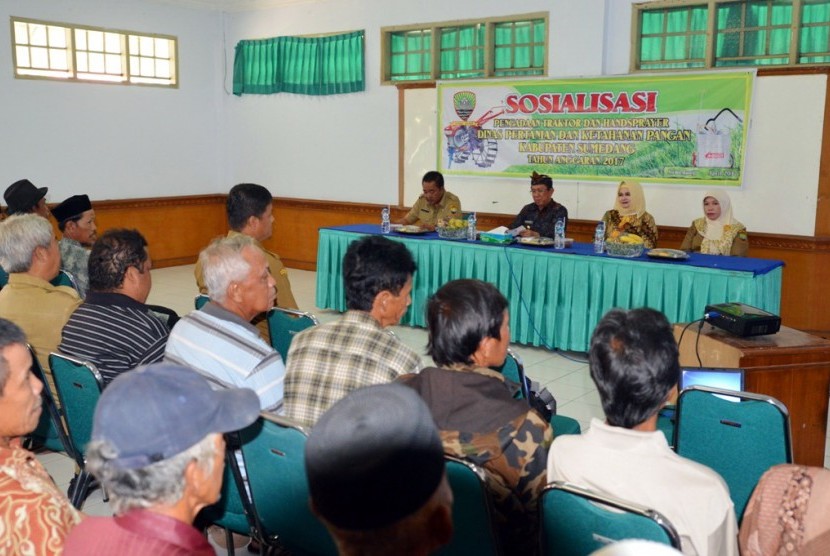 Bupati Sumedang H. Eka Setiawan menyerahkan alat pertanian berupa Handsprayer kepada para kelompok tani se-kabupaten Sumedang