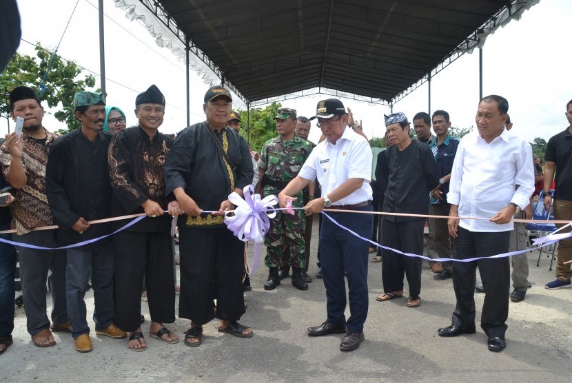 Bupati Sumedang H Eka Setiawan tengah menggunting pita tanda peresmian pembangunan tiga proyek infrastruktur yang dibiayai pemerintah dan swadaya masyarakat di Desa Palabuan, Kecamatan Ujungjaya, Kabupaten Sumedang, Ahad (14/1).