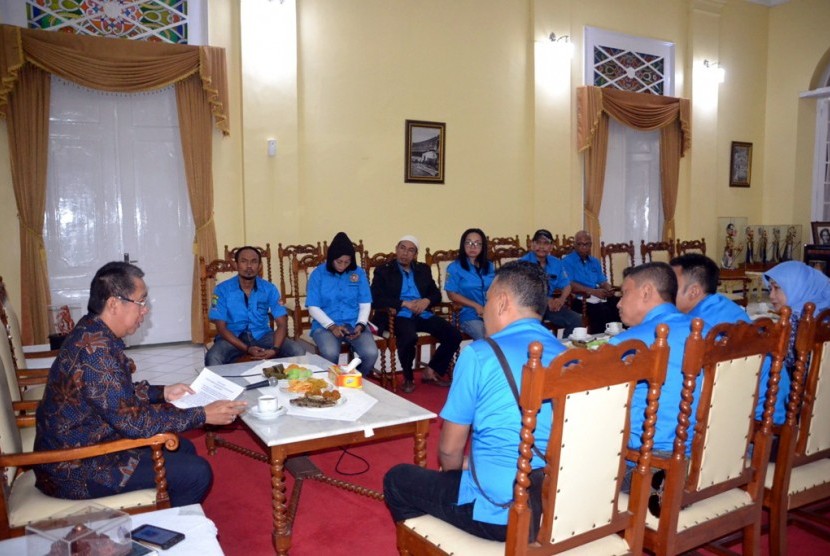 Bupati Sumedang H.Eka Setiawan yang didampingi oleh perwakilan dari Dinas Sosial Pemberdayaan Perempuan dan Perlindungan Anak Kab. Sumedang, menerima 11 orang perwakilan Karang Taruna Kab. Sumedang 