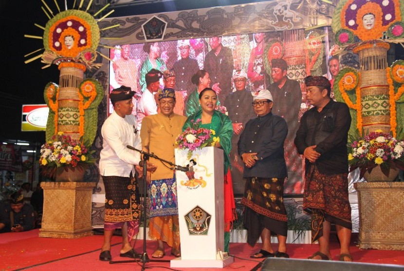 Bupati Tabanan, Bali, Ni Putu Eka Wiryastuti (tengah) pada saat peluncuran desa digital di depan pasar tradisional Tanah Lot, Desa Beraban, Kediri, Ahad (30/6).