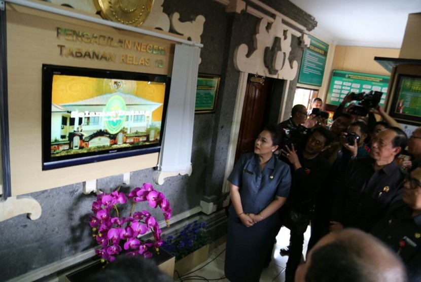 Bupati Tabanan Ni Putu Eka Wiryastuti di Kantor PN Tabanan. Selasa (24/10).