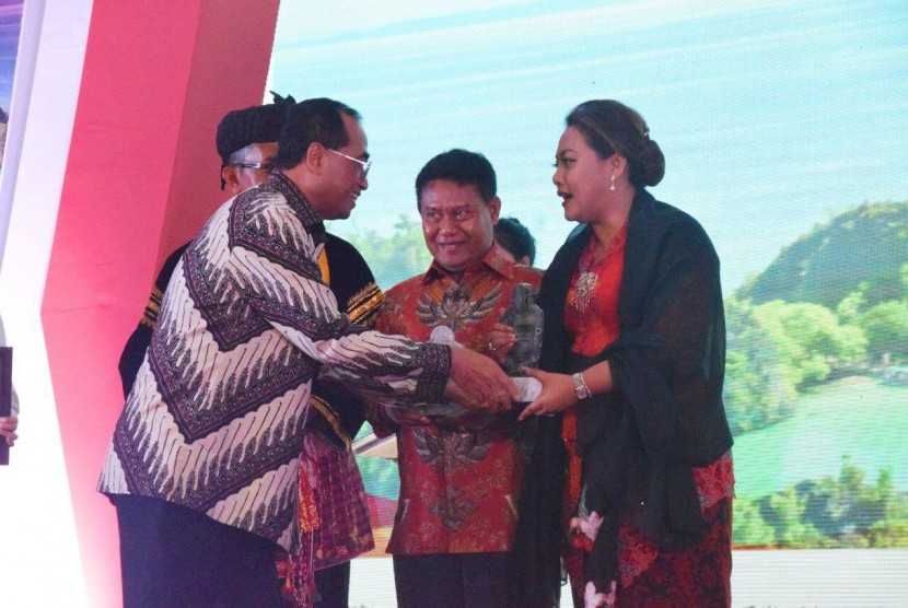 Bupati Tabanan Ni Putu Eka Wiryastuti (kanan) menerima Penghargaan Juara 1 Trisakti Tourism Award Kategori Wisata Warisan Budaya yang di berikan oleh Menteri Perhubungan Budi Karya Sumadi di Hotel Sahid Jaya, Jakarta.