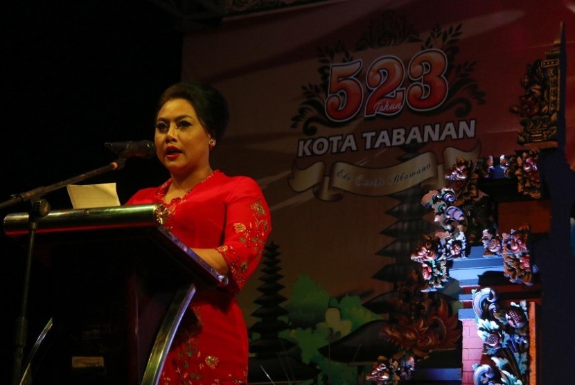 Bupati Tabanan, Ni Putu Eka Wiryastuti menyampaikan sambutannya dalamrangka membuka Festival Kerambitan yang ke 2 sebagai awal rangkaian acara HUTKota Tabanan di Lapangan Umum, Kecamatan Kerambitan, Tabanan, Bali.  Jumat Malam (7/10).   