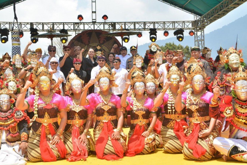 Bupati Tabanan Ni Putu Eka Wiryastuti saat membuka Festival Ulun Danu Beratan ke lima tahun 2019 di DTW Ulun Danu, Kabupaten Tabanan, Bali, Kamis (24/10).