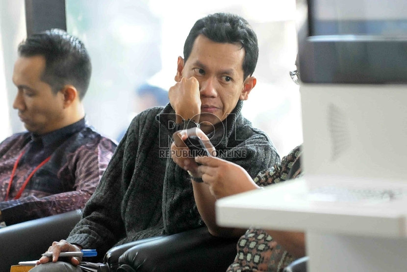  Bupati Tanah Laut Bambang Alamsyah usai menjalani pemeriksaan di Gedung KPK, Jakarta, Selasa (5/5).  (Republika/Agung Supriyanto)