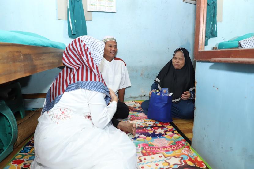 Bupati Tanah Laut H. Sukamta, saat mendatangi salah satu rumah kontrakan seorang warga yang tidak mampu.