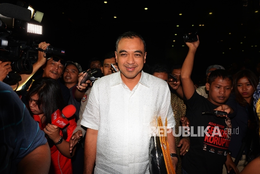 Bupati Tangerang Ahmed Zaki Isandar, (kanan) keluar dari ruangan usai menjalani pemeriksaan penyidik di Gedung Komisi Pemberantasan Korupsi (KPK), Jakarta, Jumat (22/4). (Republika/Raisan Al Farisi)