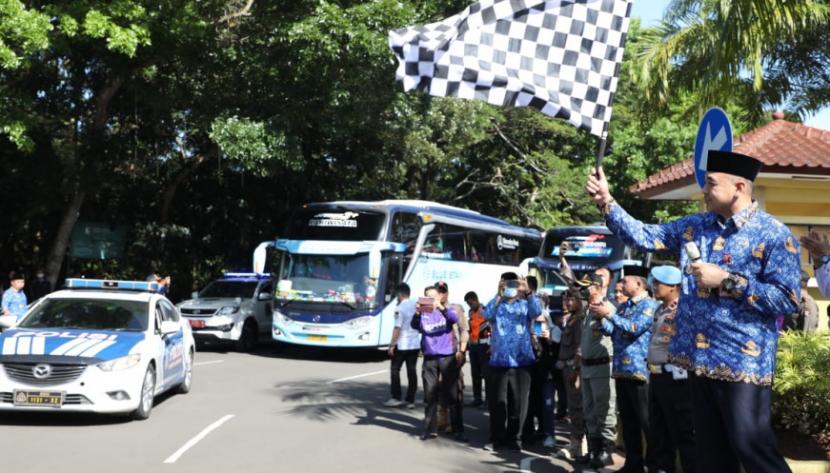 Bupati Tangerang, Ahmed Zaki Iskandar melepas 28 armada bus mudik gratis bagi warga Kabupaten Tangerang di depan kantor Bupati Tangerang, Senin (17/4/2023). 