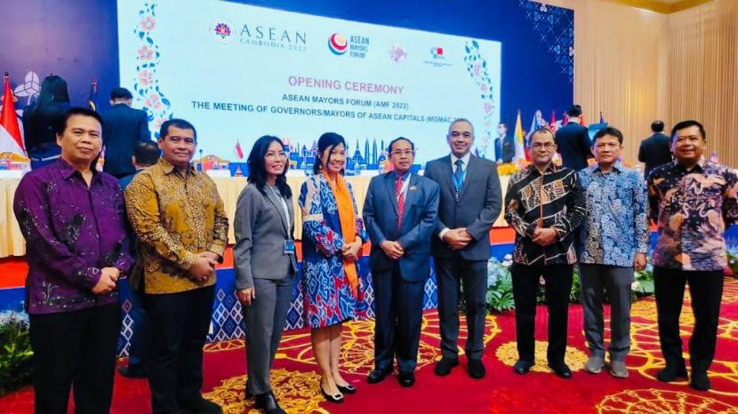 Bupati Tangerang, Ahmed Zaki Iskandar, membagikan kiat-kiat mengelola kawasan kumuh di pesisir pantai dalam ASEAN Mayors Forum (AMF) 2022 yang berlangsung di Phnom Penh, Kamboja pada Jumat (2/12/3022). 