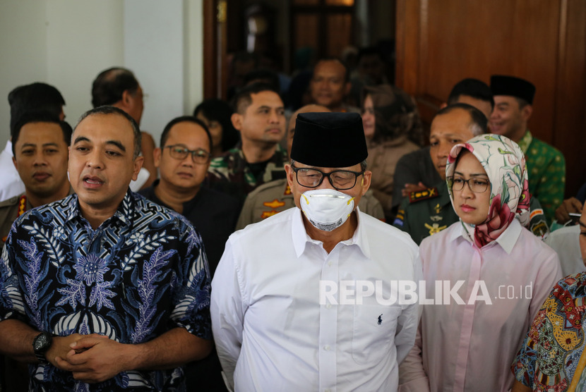 Gubernur Banten Wahidin Halim (tengah), didamping Bupati Tangerang Zaki Iskandar (kiri), dan Wali Kota Tangerang Selatan Airin Rachmi (kanan).