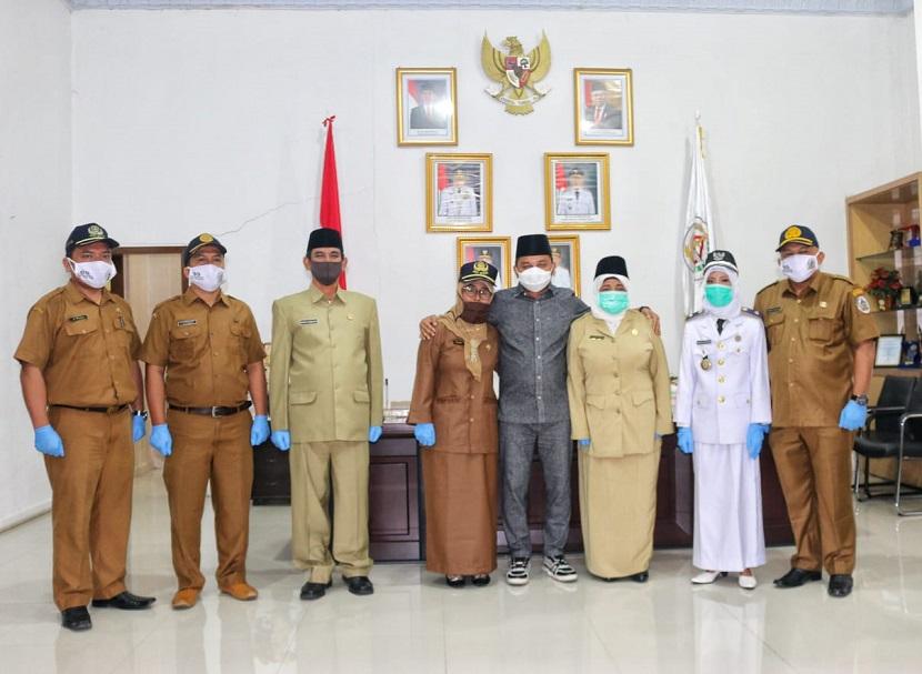 Bupati Tapanuli Tengah, Bakhtiar Ahmad Sibarani melantik delapan pejabat baru di jajaran Pemkab Tapanuli Tengah. Satu dari delapan orang yang dilantik adalah guru Bakhtiar semasa menimba ilmu di SMP.