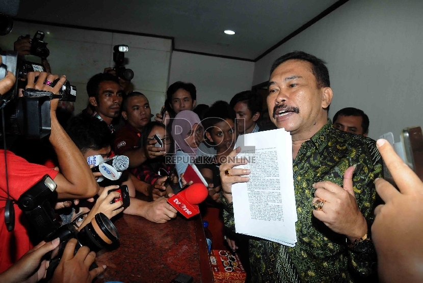 Bupati Tapanuli Tengah non aktif Raja Bonaran Situmeang menjawab pertanyaan wartaan usai menjalani sidang di Pengadilan Tindak Pidana Korupsi, Jakarta Selatan, Senin (23/2). 
