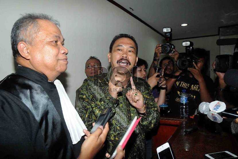 Bupati Tapanuli Tengah non aktif Raja Bonaran Situmeang menjawab pertanyaan wartawan usai menjalani sidang di Pengadilan Tindak Pidana Korupsi, Jakarta Selatan, Senin (23/2).