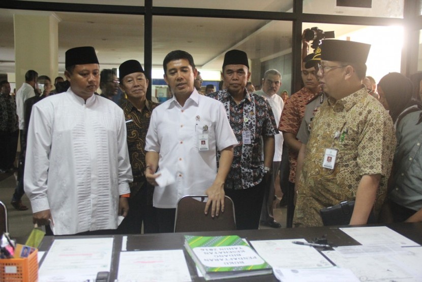  Bupati Tasikmalaya H Uu Ruzhanul Ulum (kiri) menerima kunjungan Menpan-RB RI Yuddi Chrisnandi ke Kabupaten Tasikmalaya, belum lama ini.