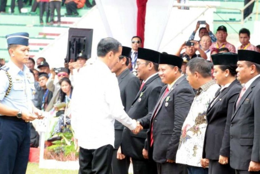 Bupati Tasikmalaya, H. Uu Ruzhanul Ulum, menerima tanda kehormatan Satyalancana Pembangunan dari Presiden Republik Indonesia Ir. H. Joko Widodo