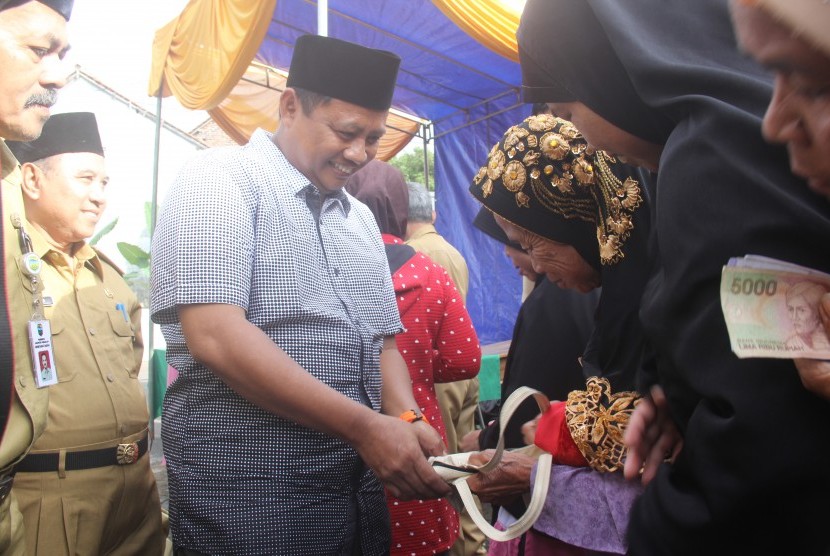 Bupati Tasikmalaya H Uu Ruzhanul Ulum turut menyalurkan bahan pokok kepada warga miskin dalam operasi pasar murah (OPM) di Kecamatan Sukehening, Kabupaten Tasikmalaya, belum lama ini. 