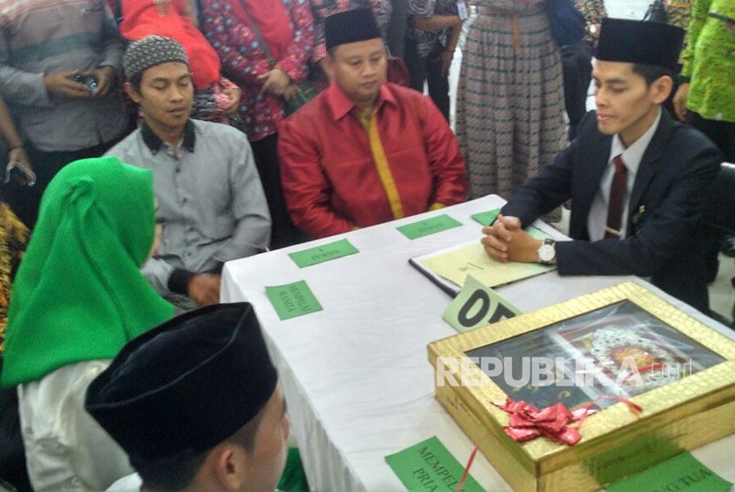 Bupati Tasikmalaya Uu Ruzhanul Ulum menjadi saksi dalam gelaran nikah massal di gedung Islamic Center, Kabupaten Tasikmalaya, Jawa Barat, Jumat (9/2). 
