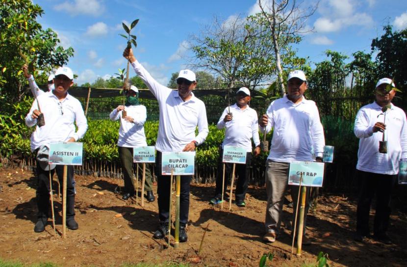  Bupati Tatto Suwarto Pamuji bersama GM &P Project Infrastructure PT Kilang Pertamina International, Bambang Harimurti menanam bibit mangrove di Kelurahan Kutawaru, Cilacap Tengah.