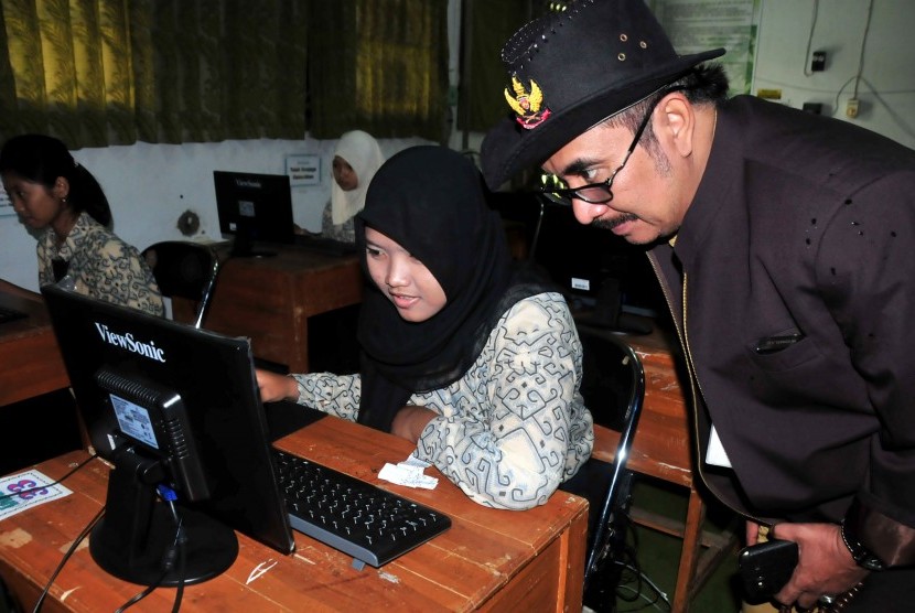 Bupati Tegal, Enthus Susmono meninjau uji coba Ujian Nasional (UN) online di SMAN 3 Kabupaten Tegal, Jawa Tengah, Rabu (8/4). 