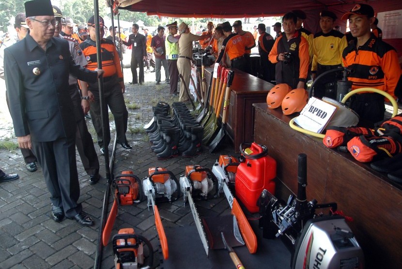 Bupati Temanggung Bambang Sukarno (kiri) memeriksa peralatan SAR saat Apel Bersama Tanggap Bencana di halaman Gedung Pemuda Temanggung, Jawa Tengah, Selasa (23/2)