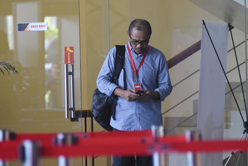 Bupati Temanggung M. Al Khadziq meninggalkan gedung KPK seusai menjalani pemeriksaan di Jakarta, Kamis (2/5/2019).