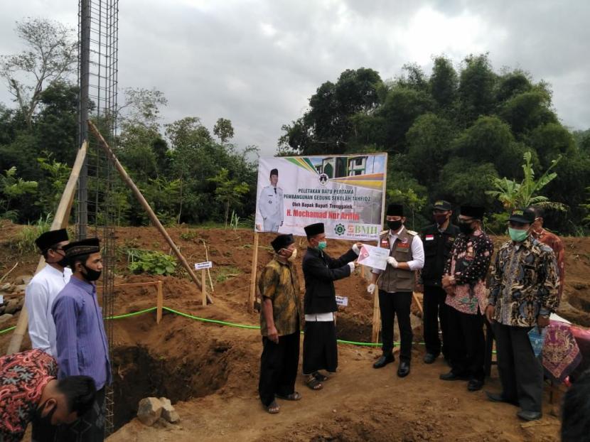 Bupati Trenggalek, Mochamad Nur Arifin meletakkan batu pertama pembangunan Pesantren Tahfizh BMH di Trenggalek, Jawa Timur, Jumat (5/6).