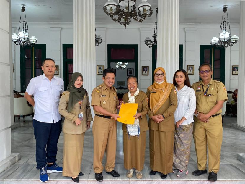 Bupati Wonosobo Afif Nurhidayat melepas Sanggar Ngesti Laras untuk mewakili Kabupaten Wonosobo dan Indonesia ke ajang “Borsang Umbrella Festival Thailand 2023”, Senin, (16/01/2023), di Ruang Pringgitan.