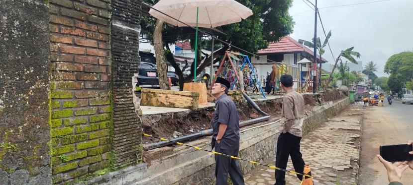 Bupati Wonosobo Afif Nurhidayat saat meninjau langsung kondisi tembok Arpusda pasca runtuh tersebut Selasa, (22/11/2022). 