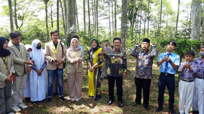 Bupati Wonosobo Afif Nurhidayat saat peluncuran Arboretum Kalianget sebagai Wahana Eduwisata, Kamis, (12/01/2023), di Arboretum Kalianget. 