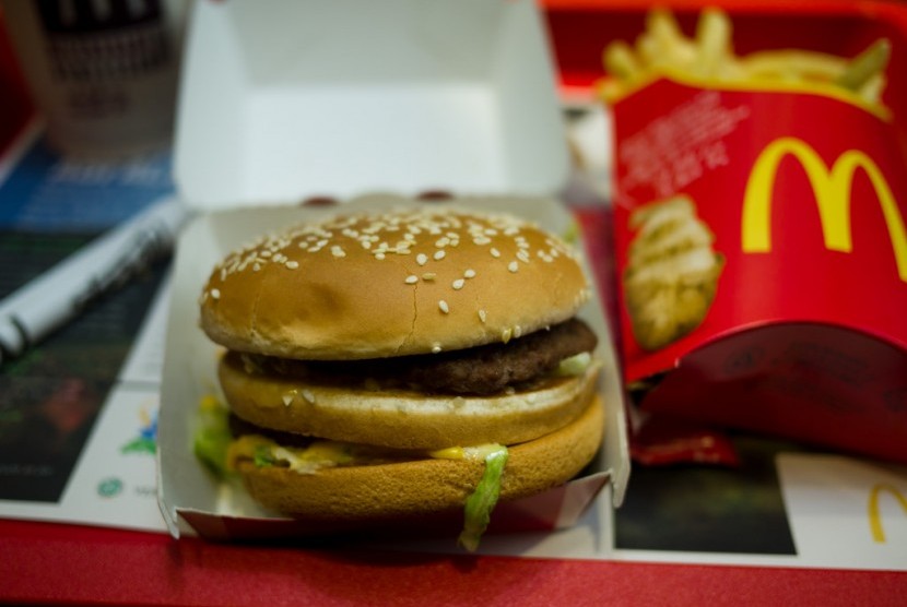 Burger Big Mac dari McDonald. Akun @healthyjunkfood memperlihatkan cara mudah makan Big Mac.