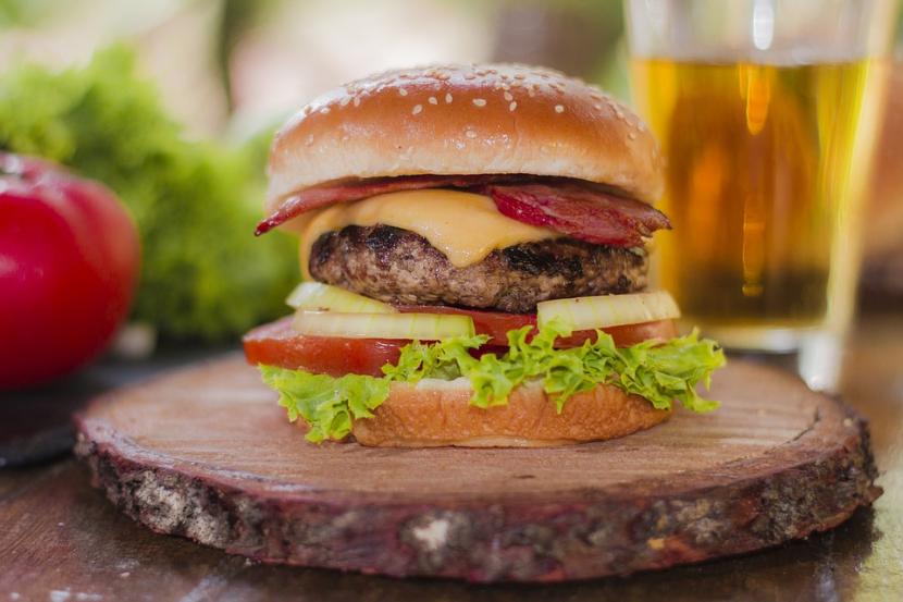 Burger menjadi salah satu makanan yang tinggi kolesterol.