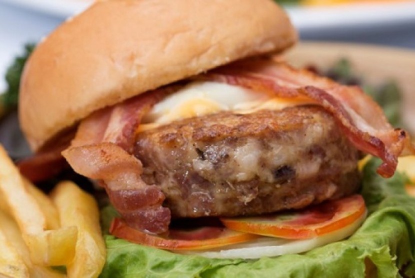 Burger merupakan menu makan tak sehat. Berat badan orang dewasa muda mudah bertamah di masa pandemi.