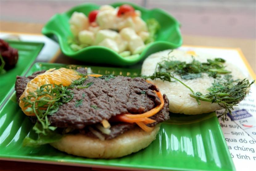  Burger nasi disajikan di restoran VietMac, Hanoi, Vietnam, 06 April 2012. Kreasi fusion food yang menghadirkan burger nasi isian daging rendang cukup digemari di Indonesia.