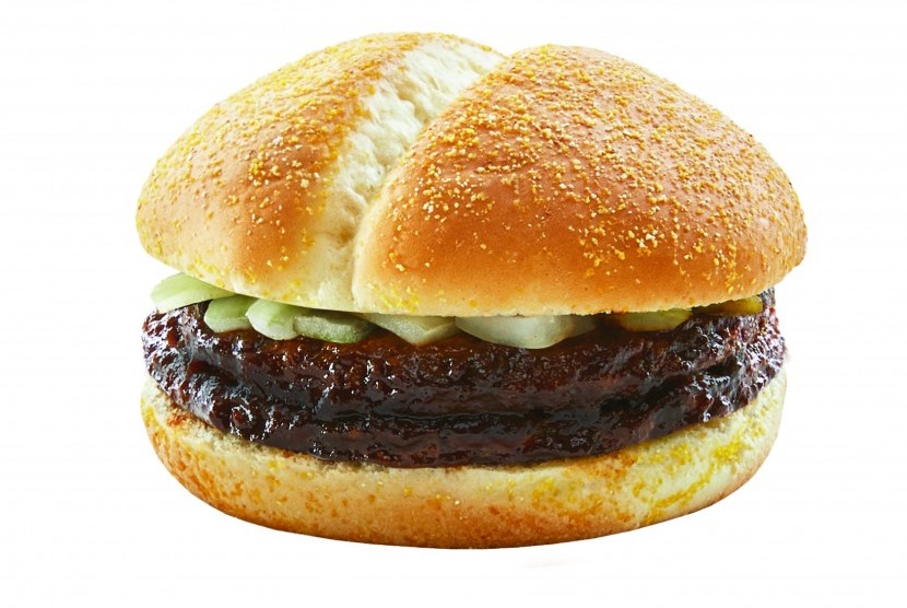 Burger rendang, salah satu contoh fusion food yang menggabungkan burger ala barat dengan rendang khas Indonesia.