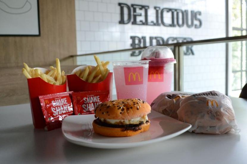 Beberapa menu di McDonalds. Pria asal AS, Kevin Maginnis, mengaku mengalami penurunan berat badan dan kadar kolesterol setelah 100 hari berturut-turut mengonsumsi menu McDonalds.