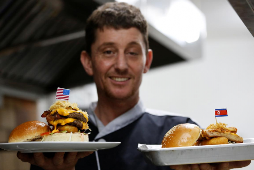Burger Trump dan Kim. Chef Collin Kelly memperlihatkan kreasinya yang terinspirasi Donald Trump dan Kim Jong Un.