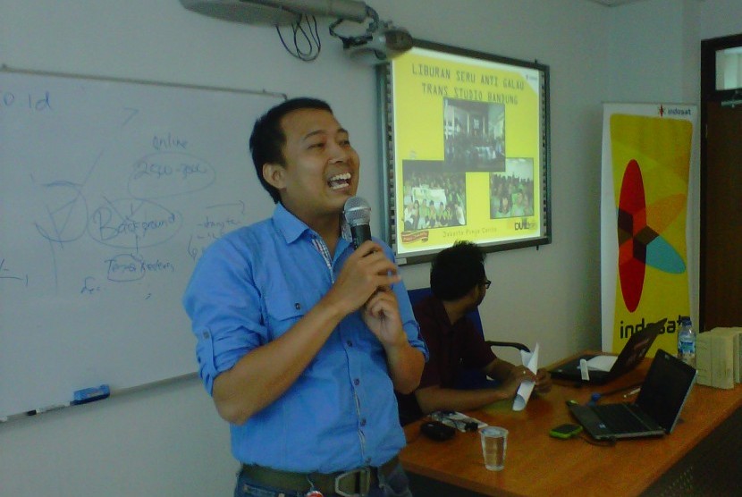 Burhan Isnaini tim community Indosat area Jakarta saat menjelaskan Duta Kampus Indosat di Universitas Negeri Jakarta Jumat (30/11)