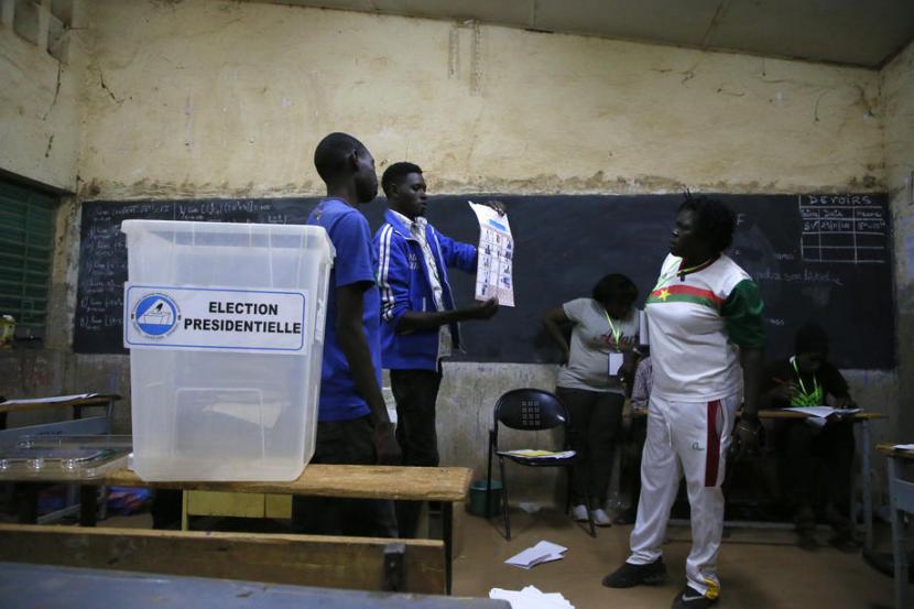 Burkina Faso menggelar pemungutan suara untuk memilih presiden yang baru, Ahad (22/11).