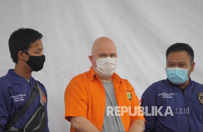 Buronan Biro Federasi Investigasi Federal Amerika Serikat (FBI) Russ Albert Medlin (tengah) ditunjukkan kepada wartawan saat ungkap kasus Buronan FBI di Polda Metro Jaya, Jakarta, Selasa (16/6/2020). Ditreskrimsus Polda Metro Jaya berhasil menangkap seorang buronan FBI bernama Russ Albert Medlin terkait kasus penipuan investasi saham bitcoin sementara di Indonesia Medlin ditangkap atas kejahatan prostitusi anak di bawah umur (pedofilia).