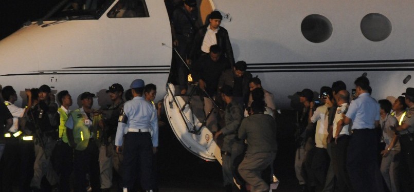 Buronan KPK yang juga mantan Bendahara Umum Partai Demokrat Muhammad Nazaruddin turun dari pesawat dengan kawalan ketat aparat di Bandara Halim Perdana Kusuma, Jakarta, Sabtu (13/8). Usai tiba di Indonesia, tersangka kasus dugaan suap proyek pembangunan wi